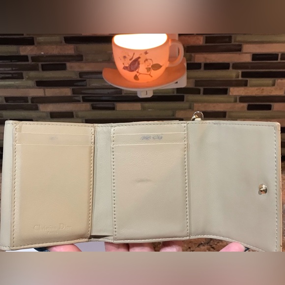 DIOR Cannage Patent Leather Trifold Wallet π€©π₯β€οΈ - Picture 6 of 17
